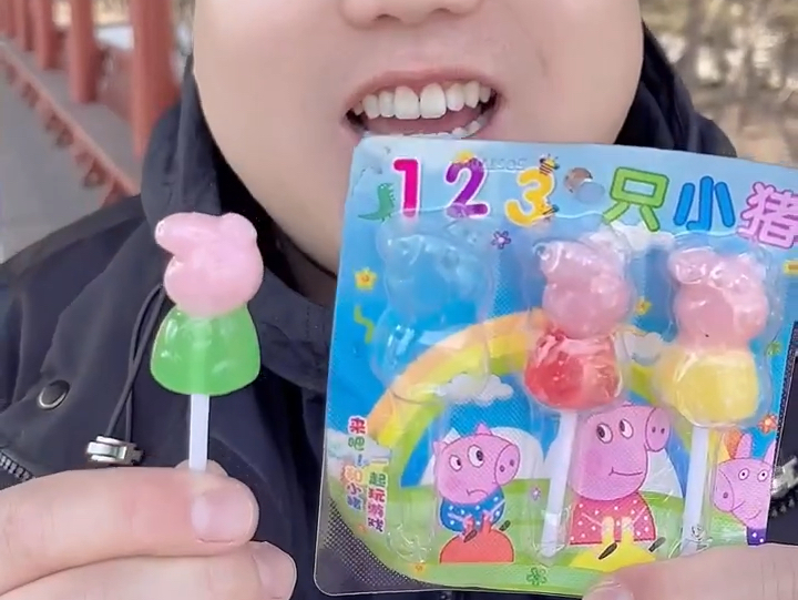 三只小猪佩奇棒棒糖