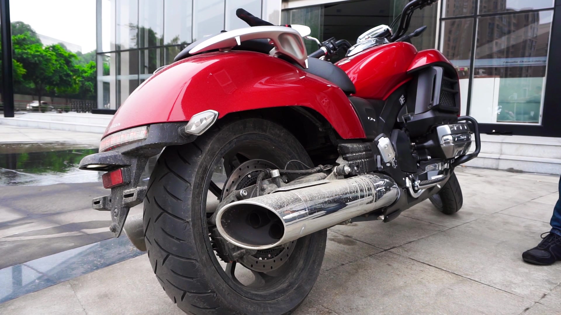 摸摸车型实拍听听本田六缸摩托gl1800c北欧女神发动机声音摸摸爱摩托