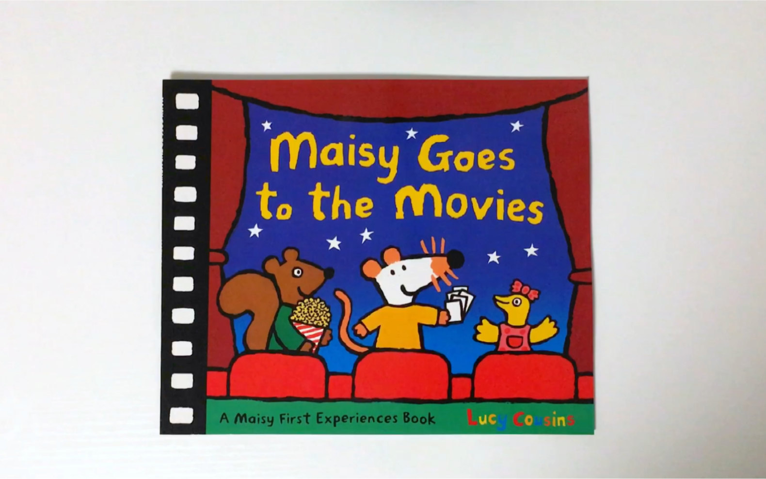 [图]儿童英语绘本《Maisy Goes to the Movies》大家有趁着新年假期的时间去电影院看电影吗？