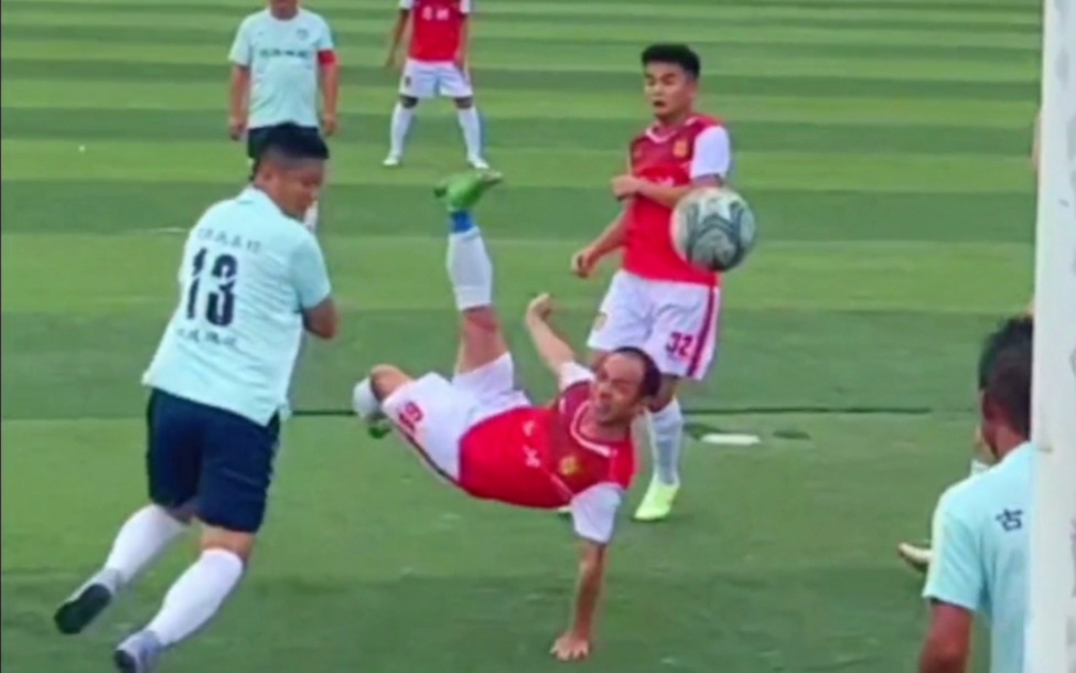 贵州村超足球太火了,41岁大叔再现"倒挂金钩"式进球!