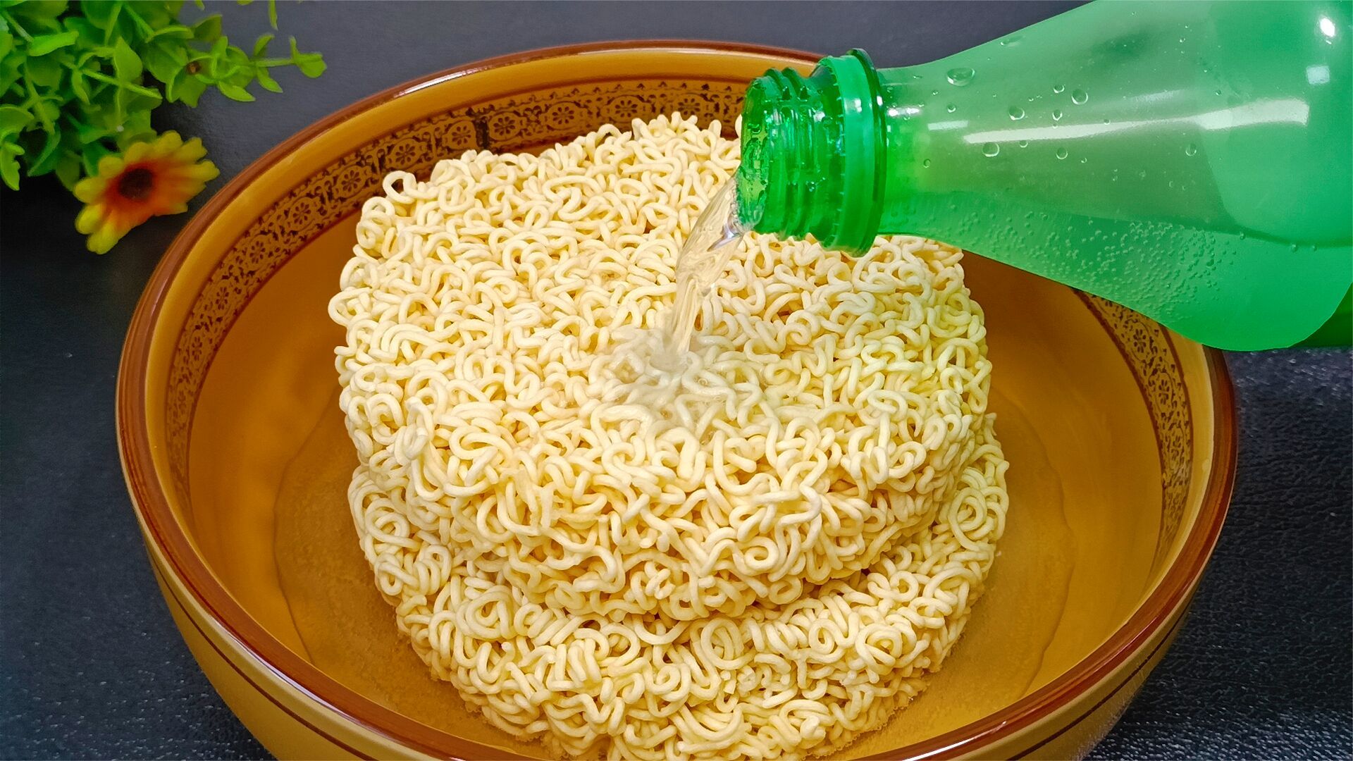 活动  万万没想到,把雪碧倒入方便面里,竟然这么好吃,天天吃都不腻