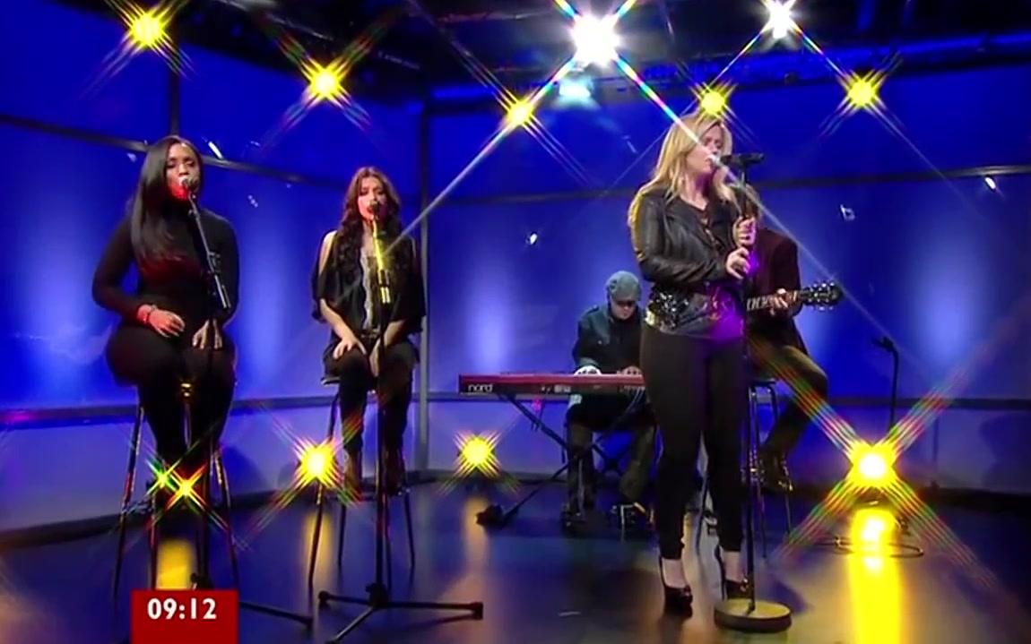 [图]【英国超强现场】Kelly Clarkson - Catch My Breath (Live on BBC Breakfast) 2012