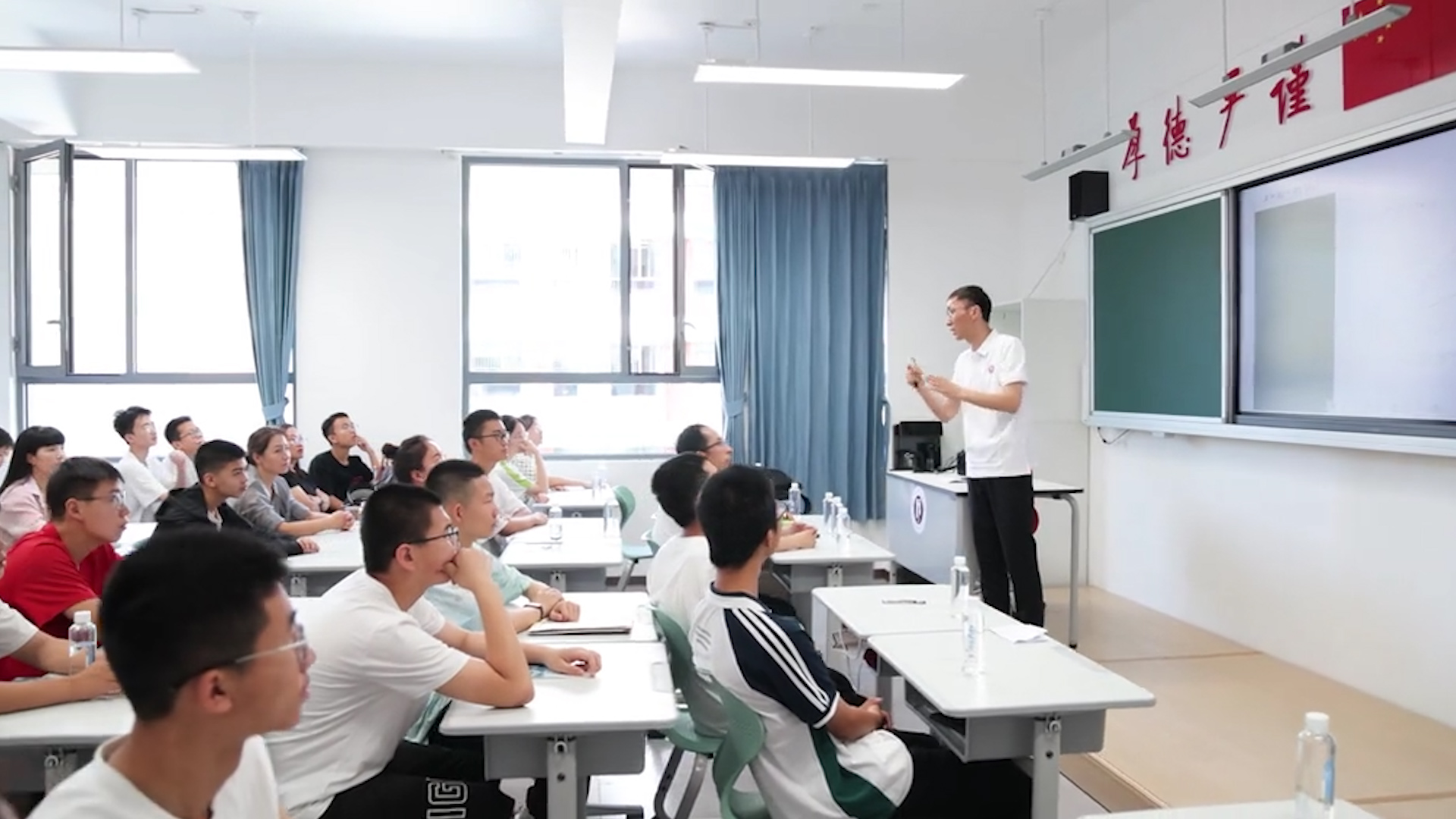 陕西一中学年薪50万招老师,连干6年送120平住房,47人获聘哔哩哔哩bilibili