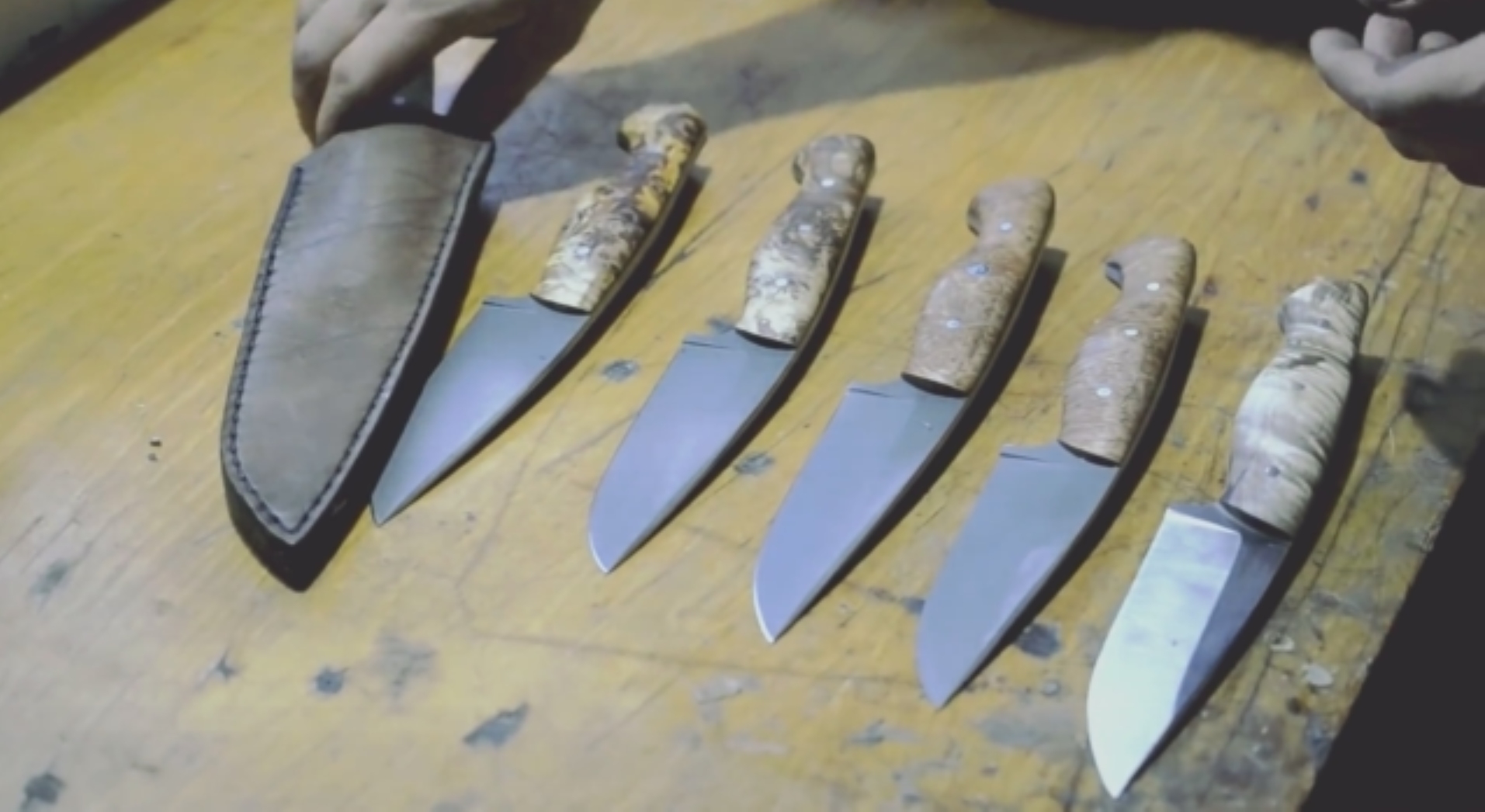 铁匠在自己的工作室手工锻造一把猎刀,手艺真赞