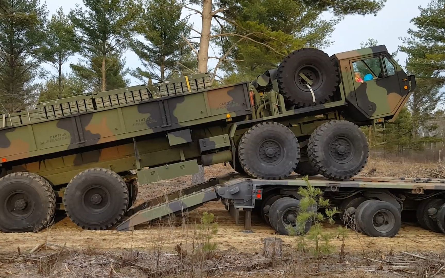 【坦克战车】- m985重型高机动战术卡车(hemtt)