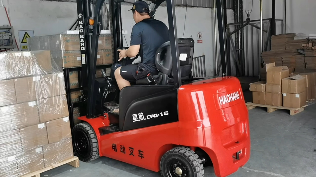 新款1.5吨新能源叉车仓库使用现场视频