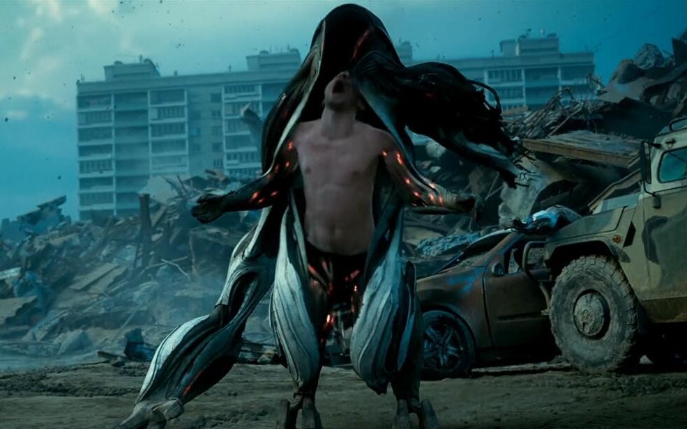 小伙意外捡到外星人战衣穿上之后力大无穷把外星人打飞了