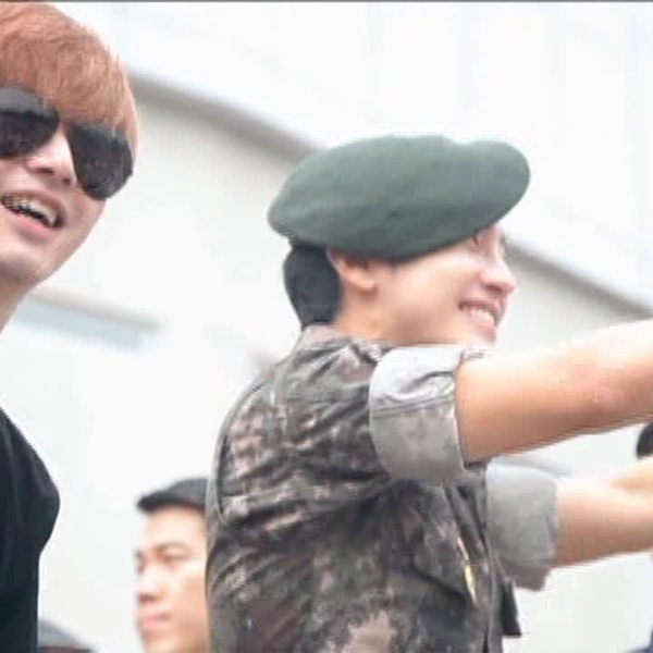 超新星CHOSHINSEI成员和粉丝们接队长郑允鹤Yoonhak退伍(2013 The