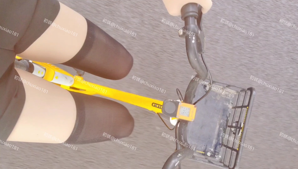 小男娘女装戴锁去拿新办的身份证