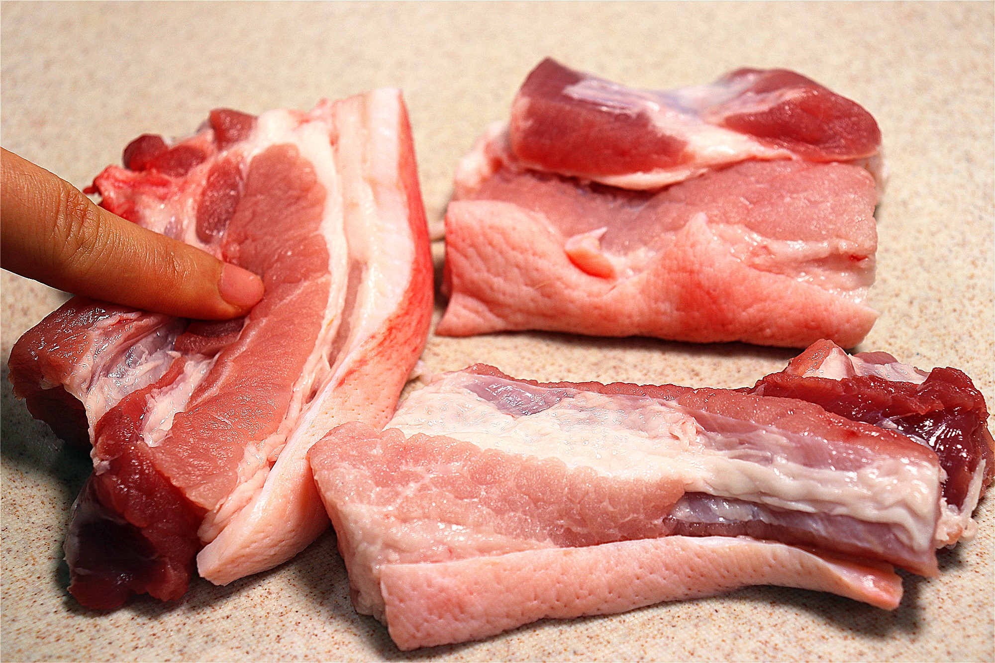 保存猪肉时,最忌直接放冰箱,肉贩子教我绝招,放一年都新鲜