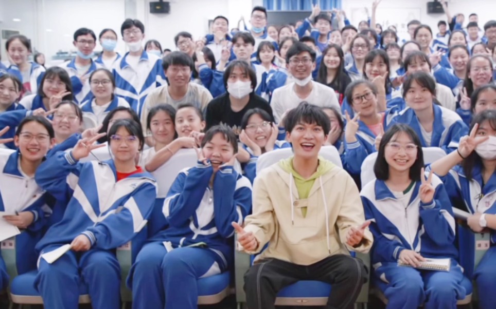 周深小宝贝和好朋友互相扎心身高,回到母校贵阳六中细心回答学弟学妹