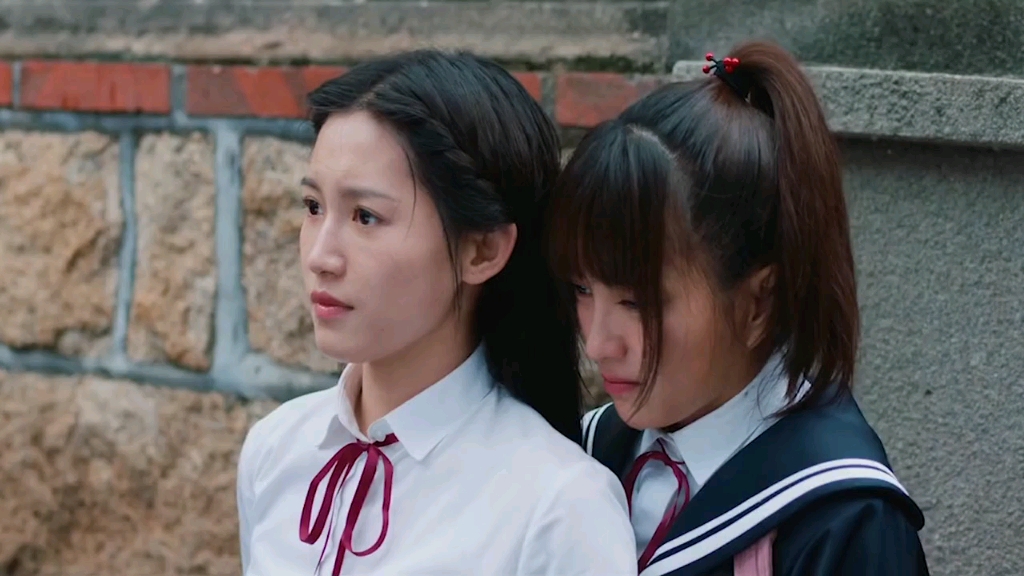 女校霸欺负同学没想到女同学用实力打脸女校霸,最后可气的是女同学