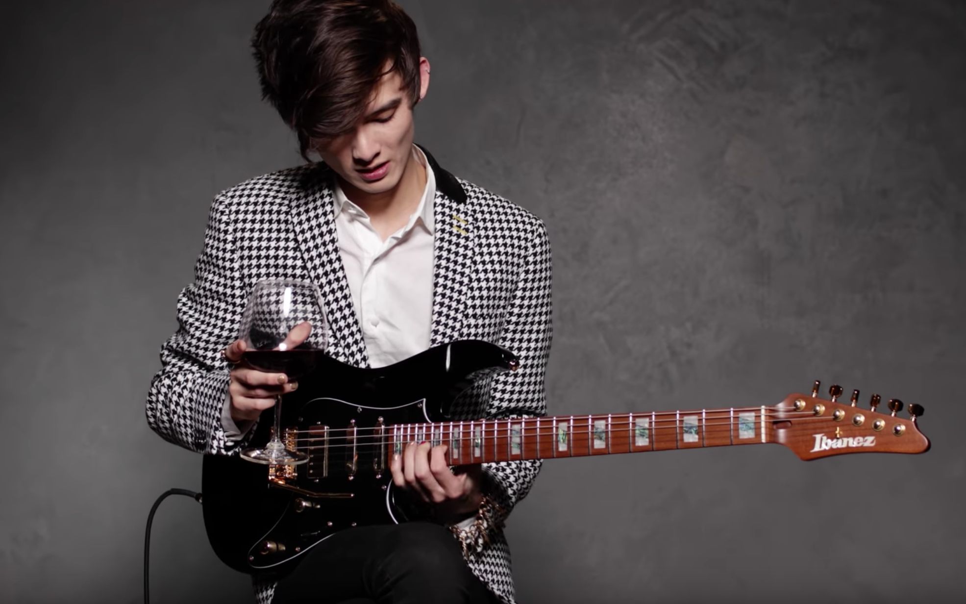 红酒配前卫tim henson of polyphia fo ibanez签名款thbb介绍!