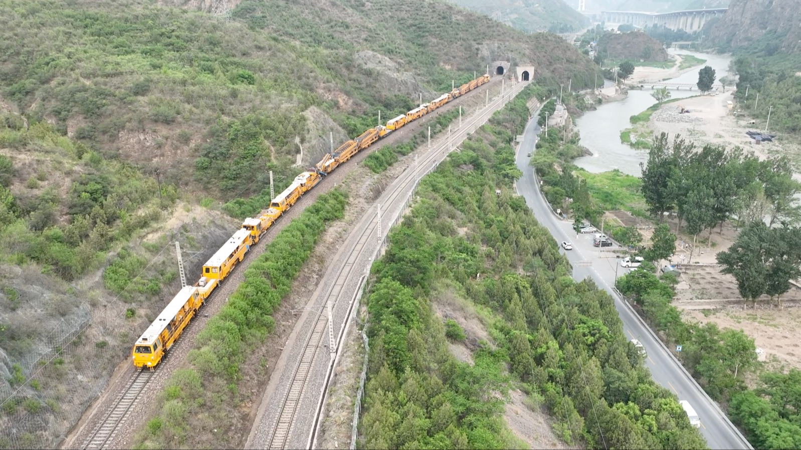 安家庄·航拍丰沙上行线清筛大机大列收工进站·g109高速最新进展