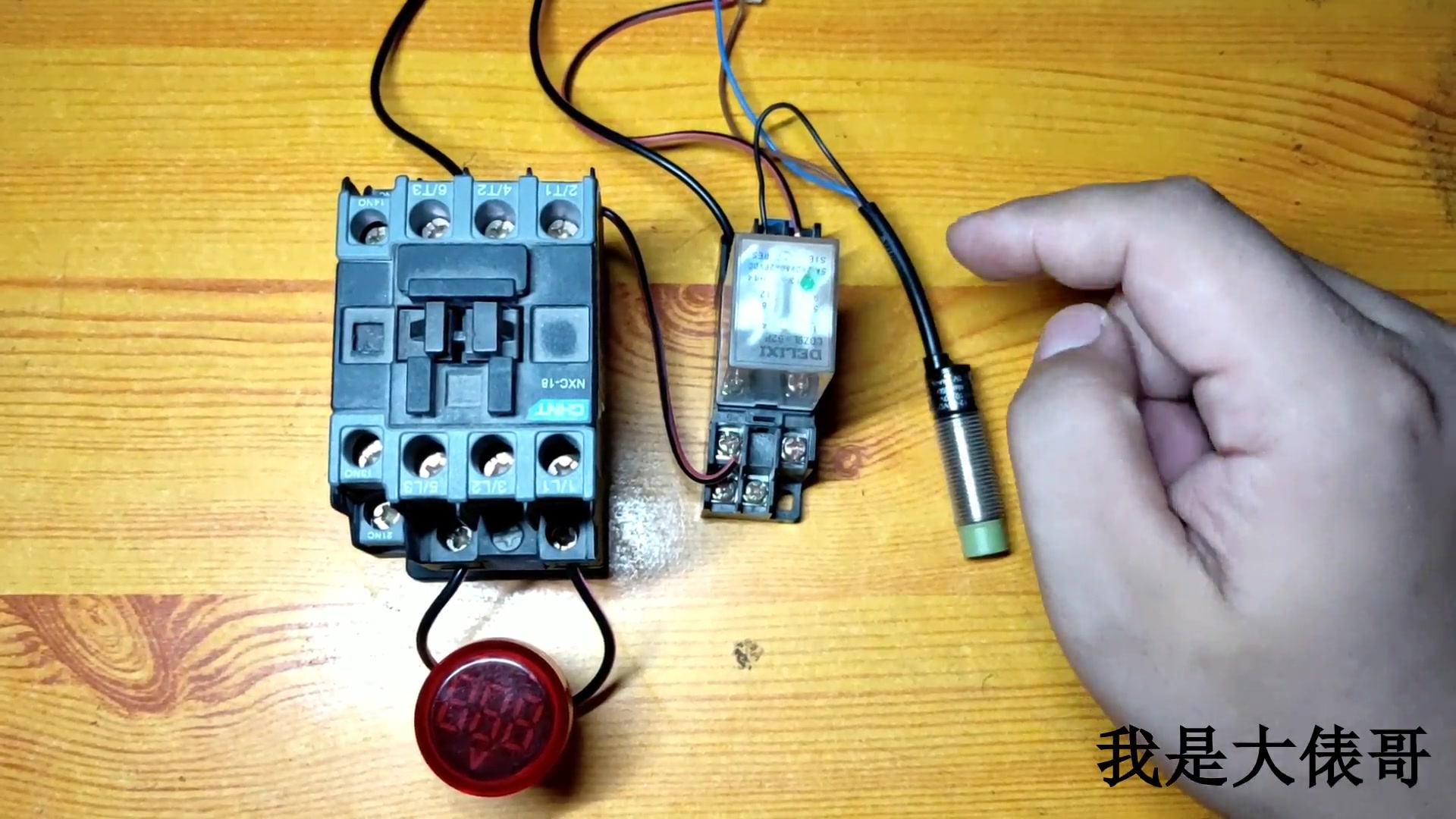 弱电控强电:怎么用24v的接近开关控制220v的接触器?