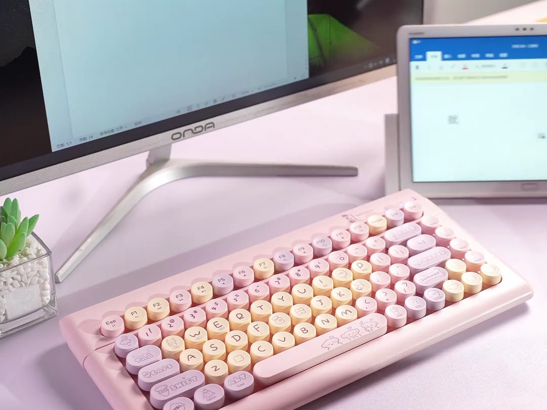 可以同时控制电脑 平板的无线键盘!感觉办公会很方便!