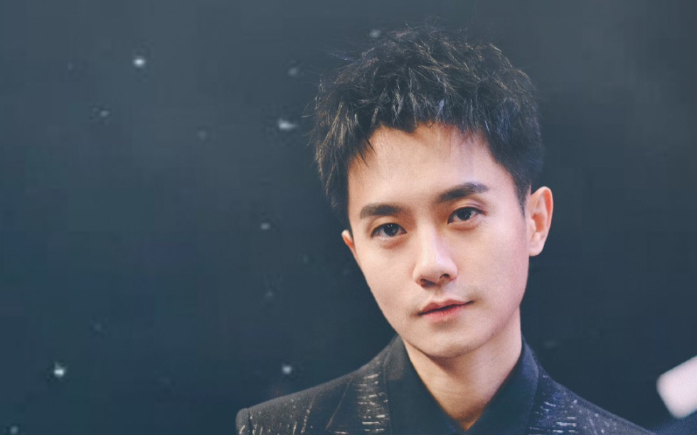 我是今晚的主持人赵越——"