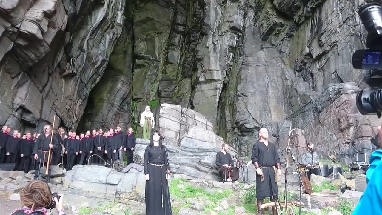 [图]【挪威音乐】Aurora and Wardruna- 'HELVEGEN'