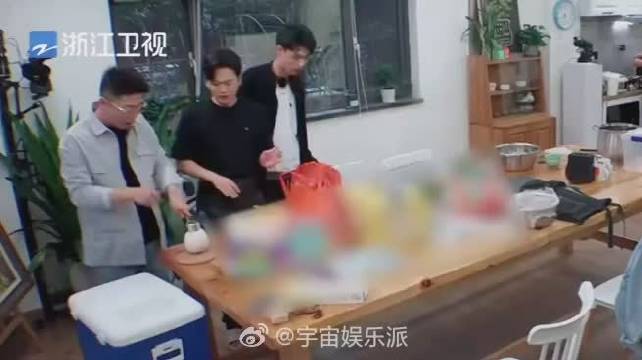 [图]#秦霄贤周九良开椰子完美适配动物世界# 《美味夜行侠》抢先看！📺 秦霄贤周九良开椰子大作战，后期