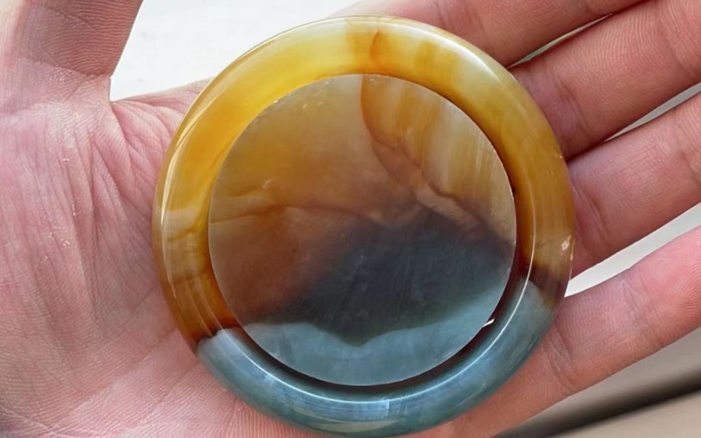 岫玉300左右白透荧光前20s,后面是玉石王花玉黄色油脂料600左右,封面