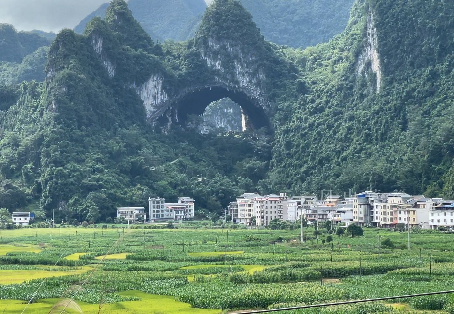 喀斯特地貌就是非常神奇,这么坚硬的山体,怎么形成这种穿山大洞?