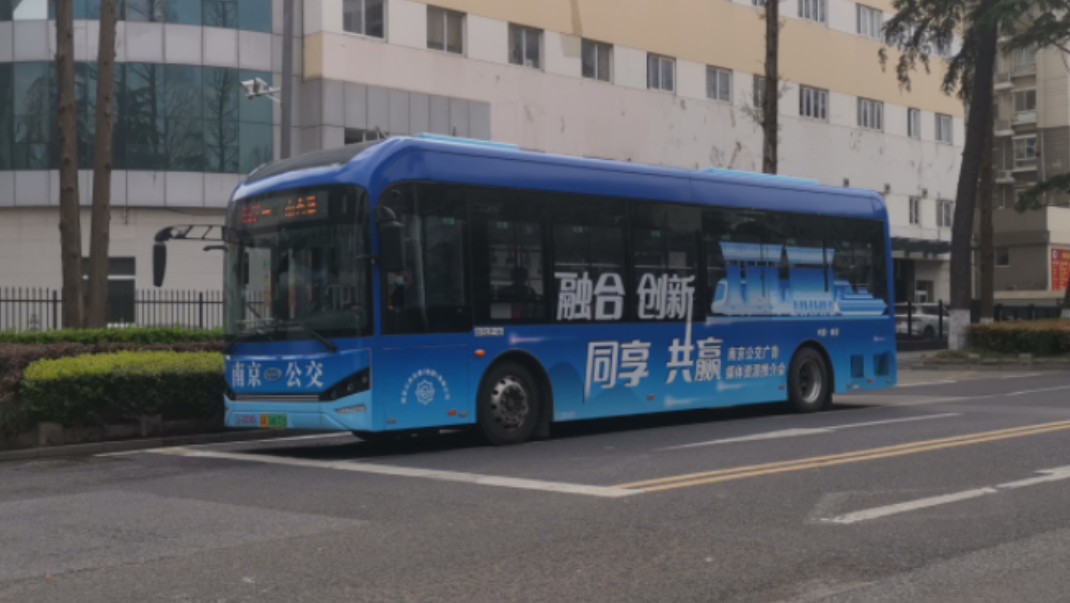 (新涂装)南京公交52路8161出站