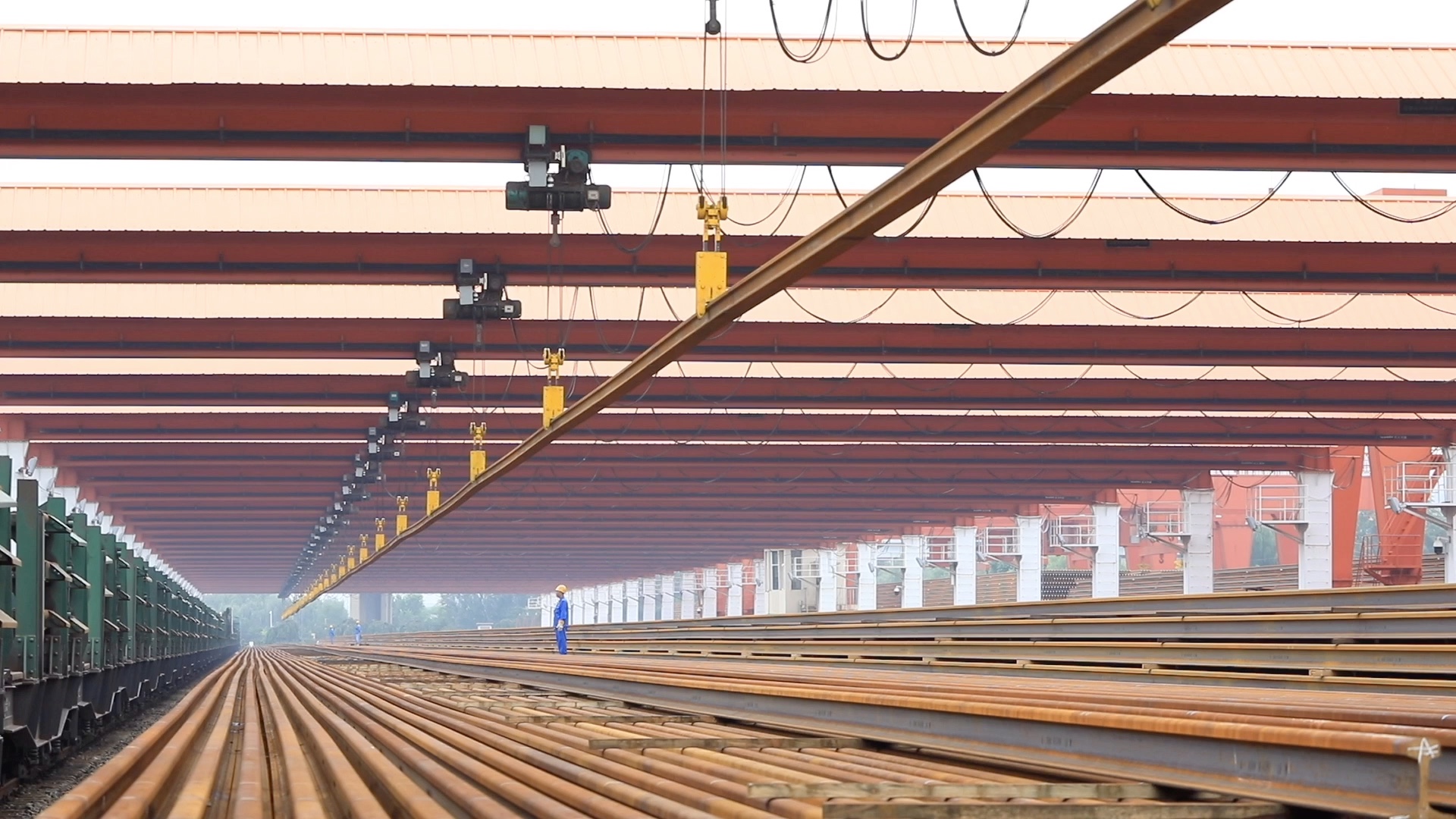 500米长钢轨这些长钢轨连接起无缝的高铁线路