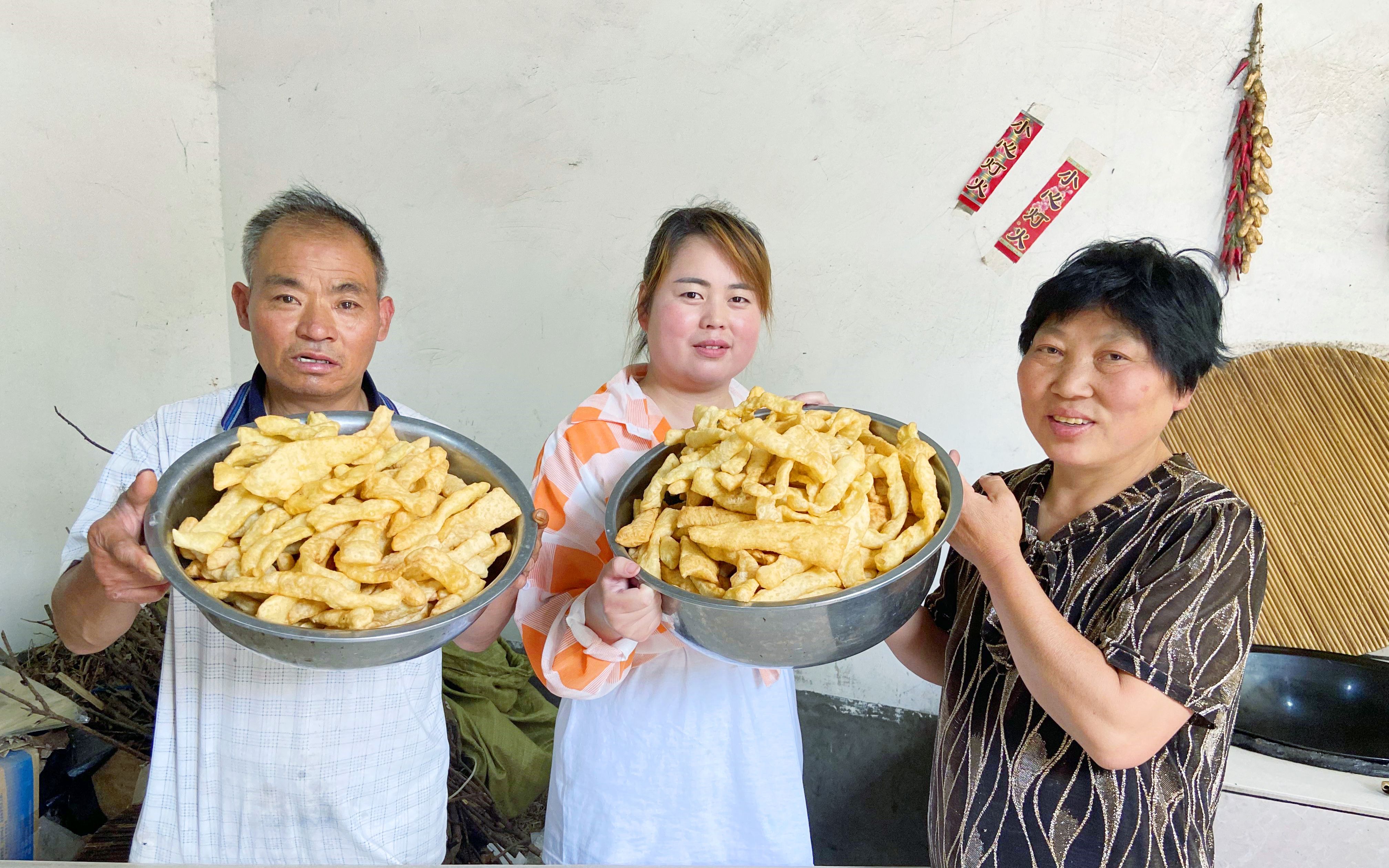 菜籽油榨好了,农村妈妈倒2壶炸油馍,金黄松软,咬一口越嚼越香哔哩哔哩bilibili