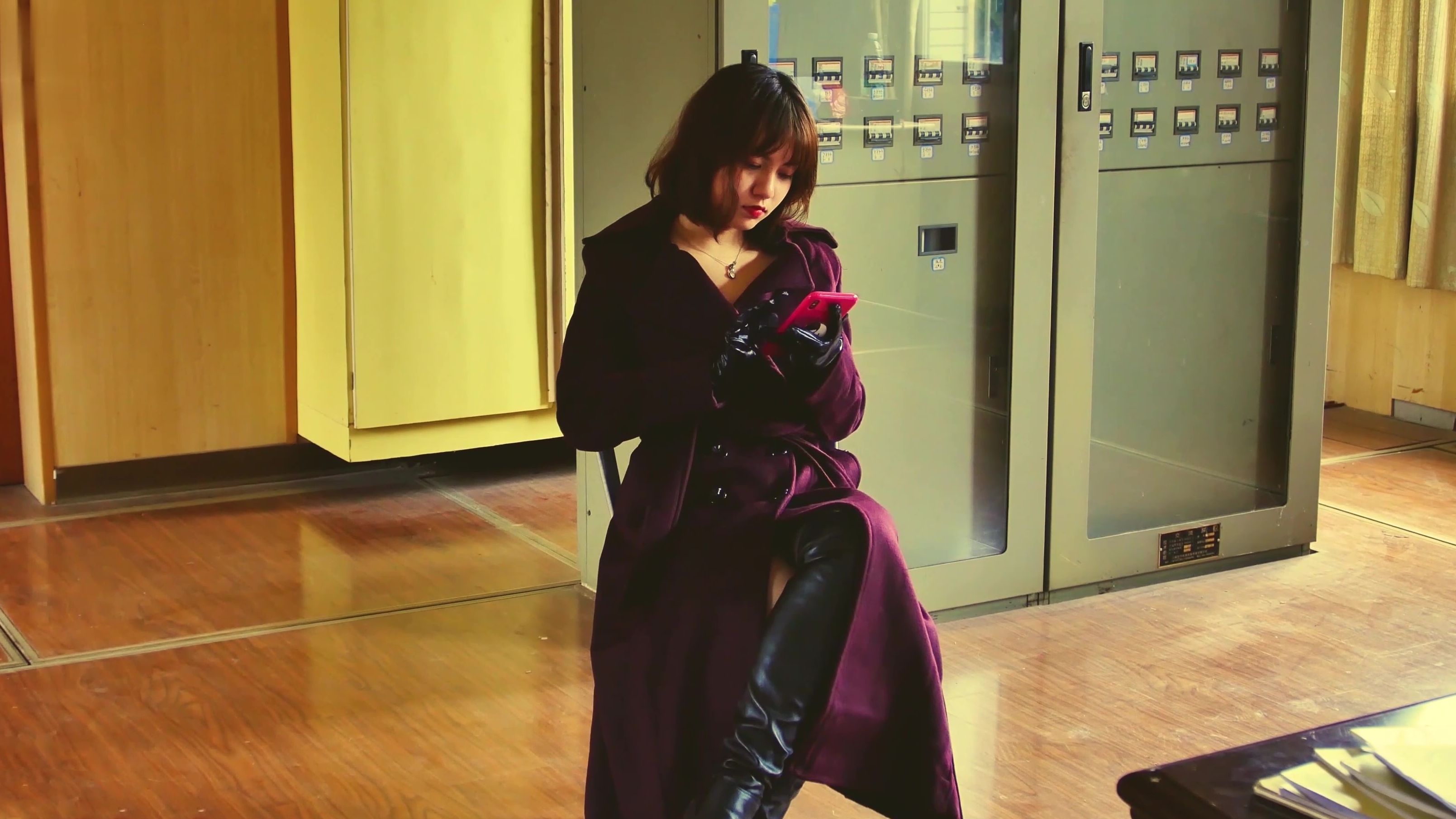 美女特工下车后穿上性感长靴准备闯入敌营盗取机密文件,可谁料刚要得