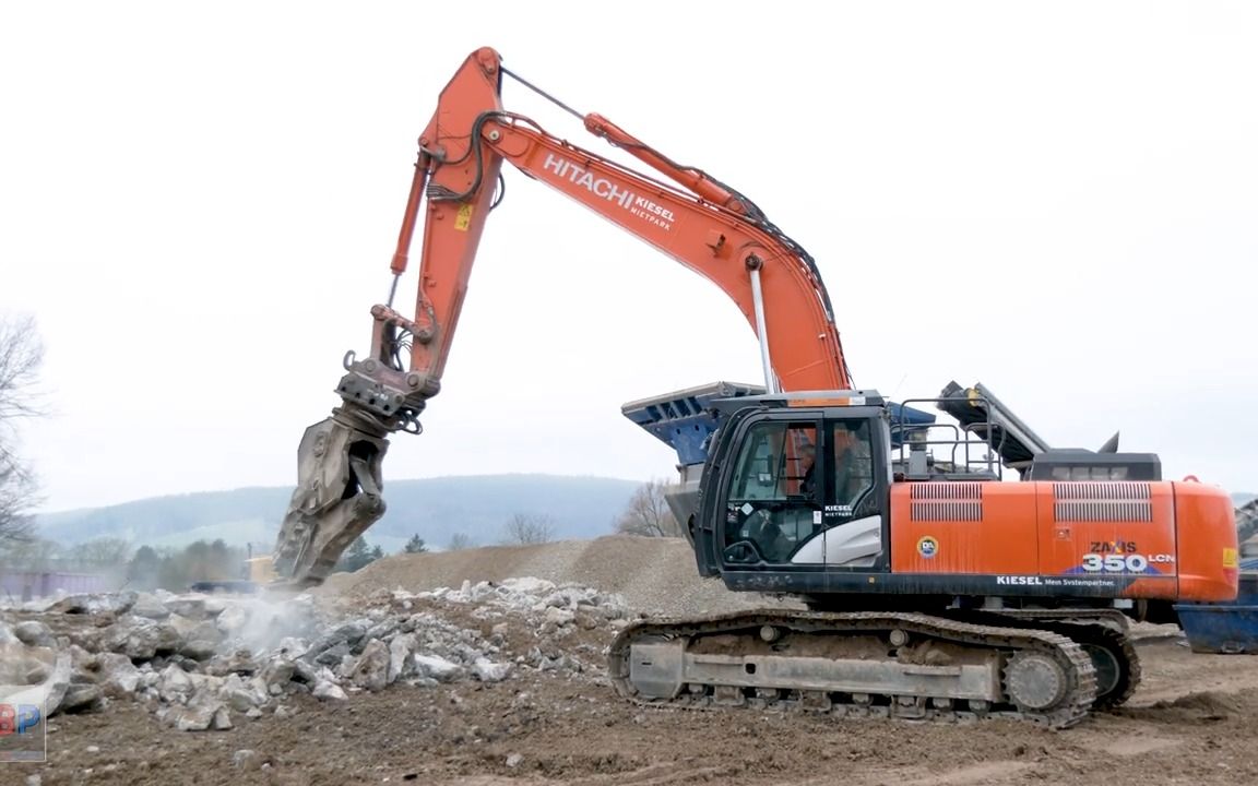 日立zaxis350挖掘机带破碎剪工作