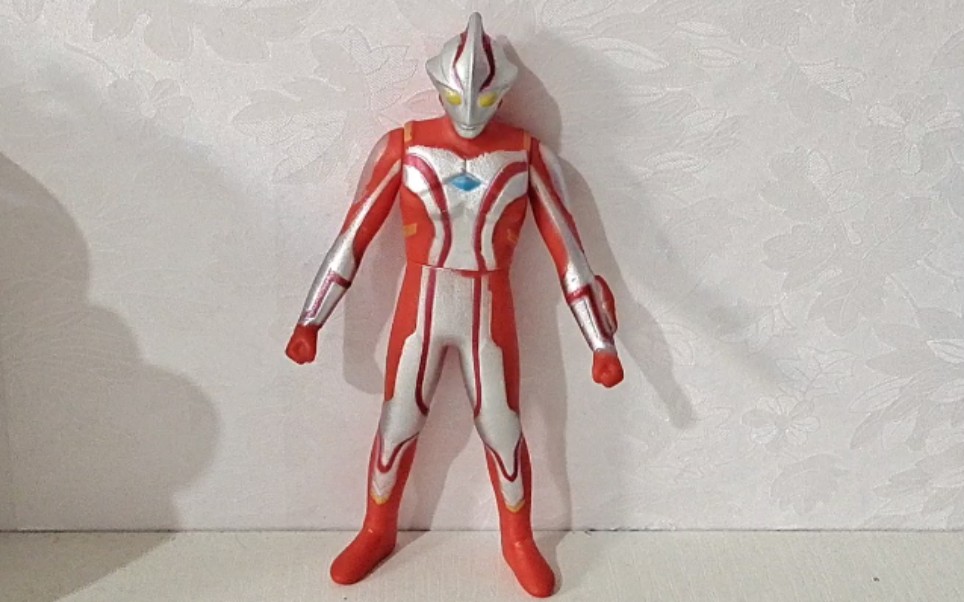 【盗版第一期】国产劣质品梦比优斯奥特曼软胶_哔哩哔哩_bilibili