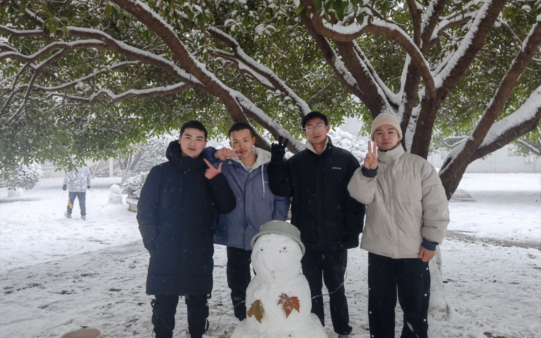 (文艺复兴)长沙左职学生,给雪人注入灵魂.哔哩哔哩bilibili