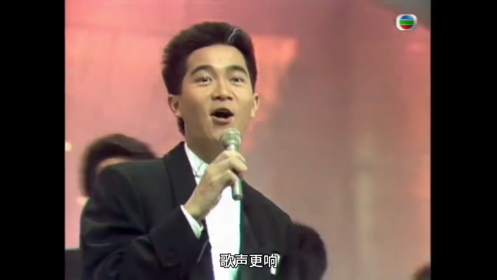 来欣赏一下 陈百强1983年在舞台上的魅力95