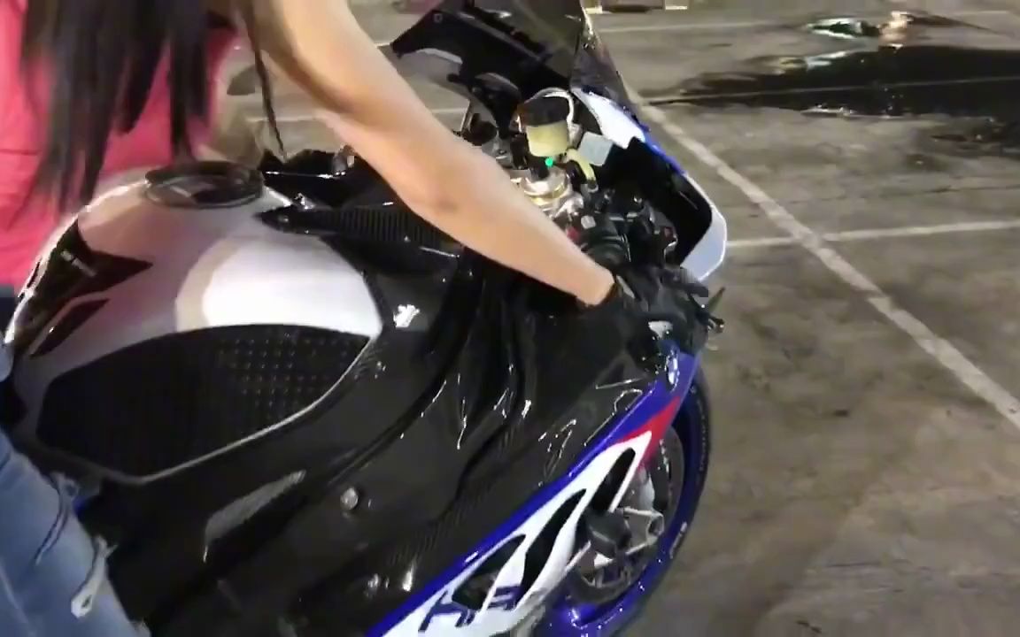 机车美女玩烧胎!牛!