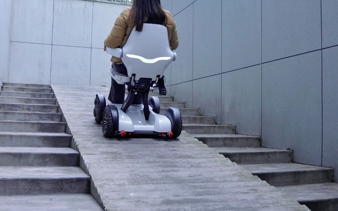 看一眼就爱上的高科技感电动轮椅