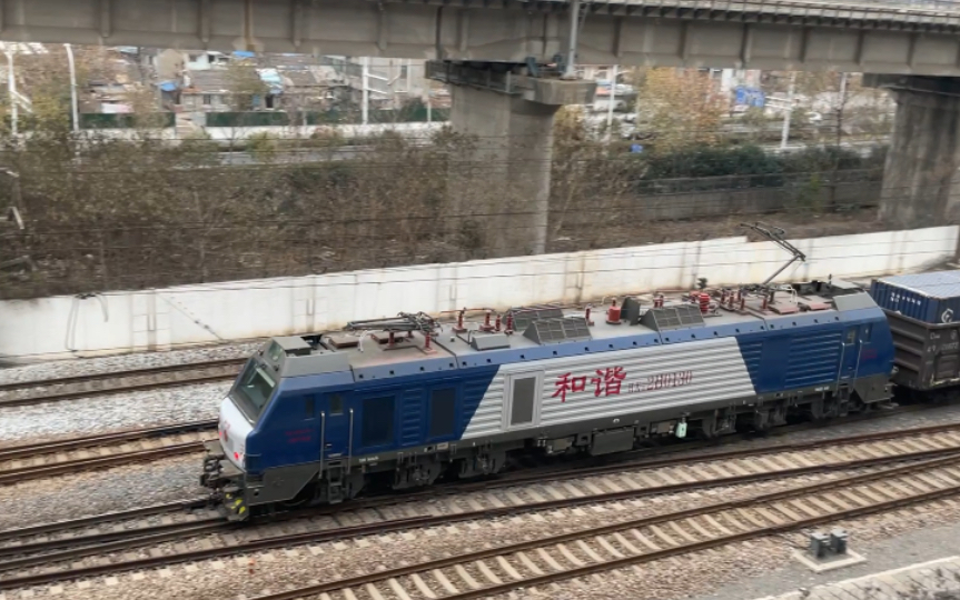 【这个智慧物流的集装箱很抢眼啊】hxd2b牵引货车通过白宫机位