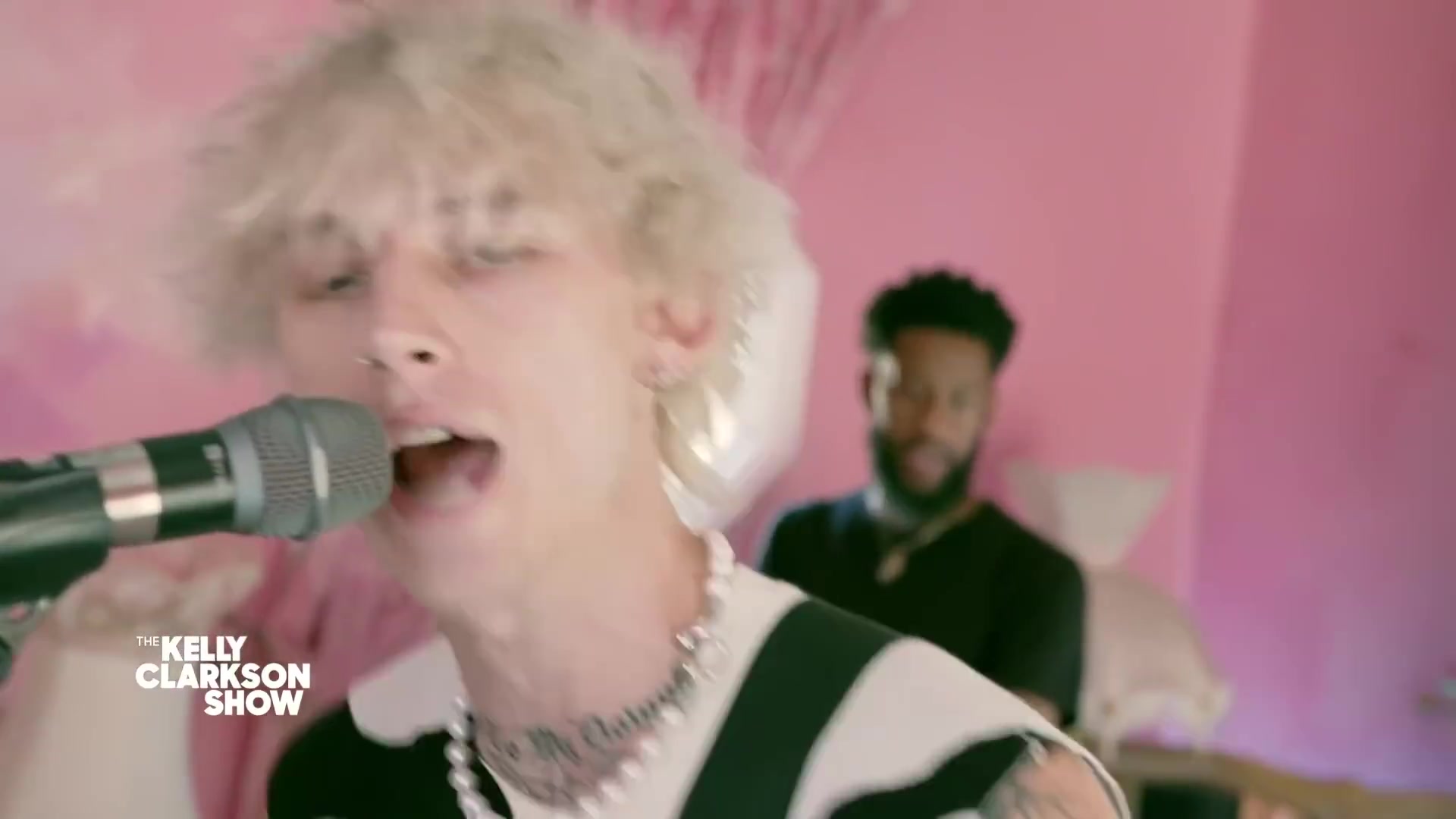 [图]机关枪Machine Gun Kelly#最新现场表演强势新单My Ex's Best Friend和JawBreaker