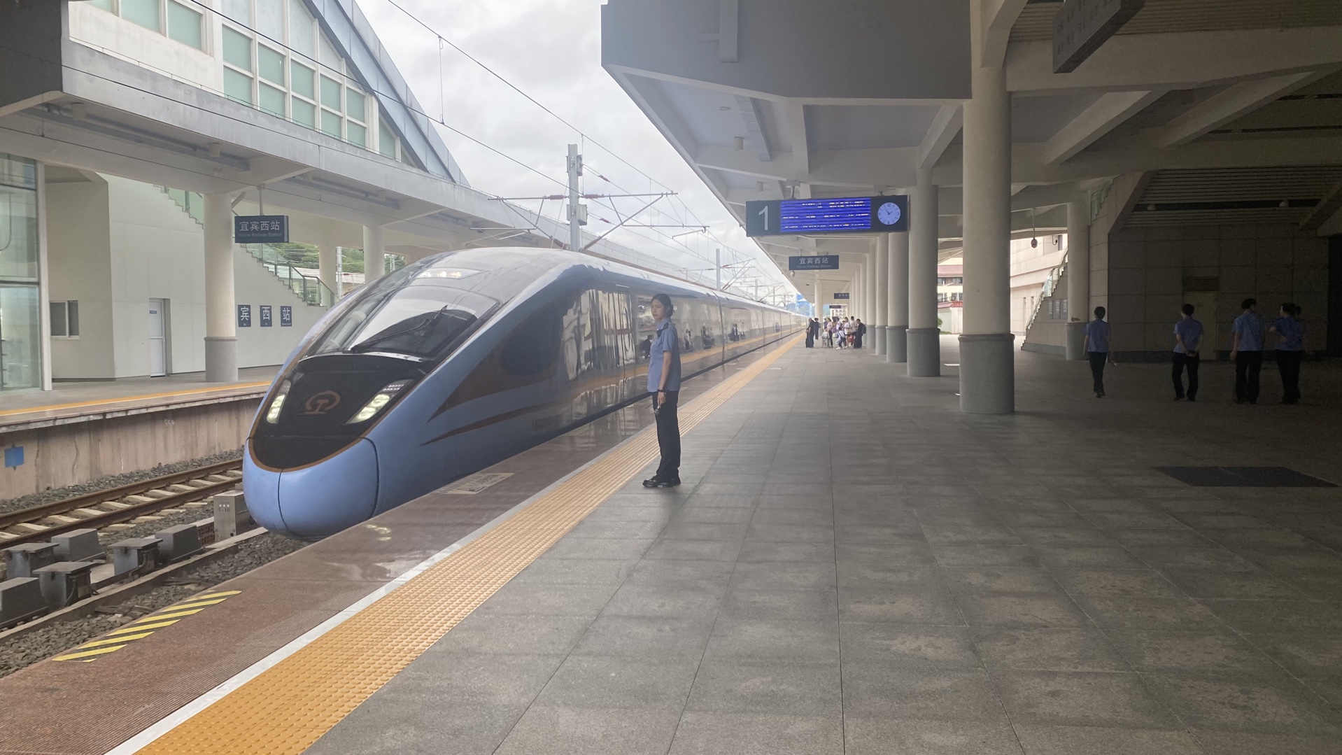 d1701次列车(西安北站-贵阳北站)本务西局西段cr300bf-3014宜宾西站出