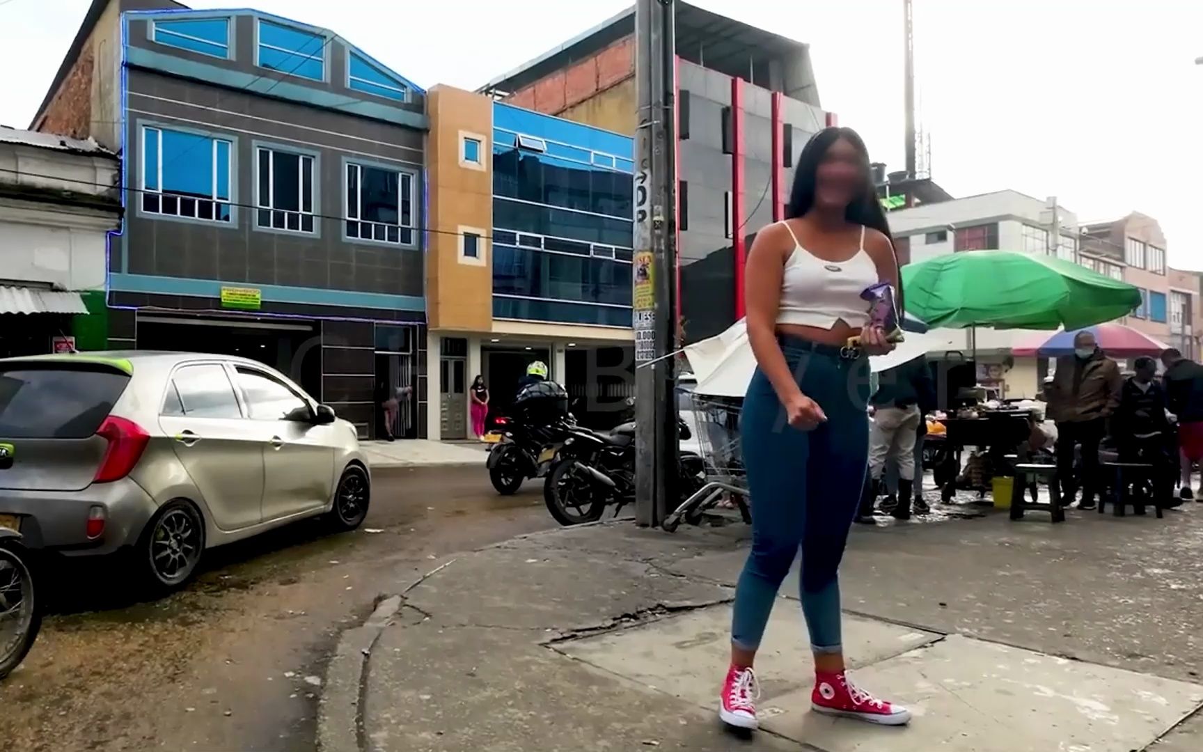 经济不景气,波哥大的街头很多女街溜子