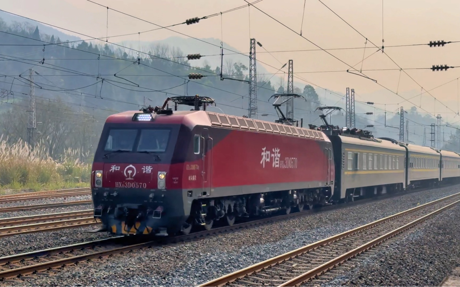 重庆机务段大宝贝儿和谐电3d0570牵引大平推综合检测专列二道通过了