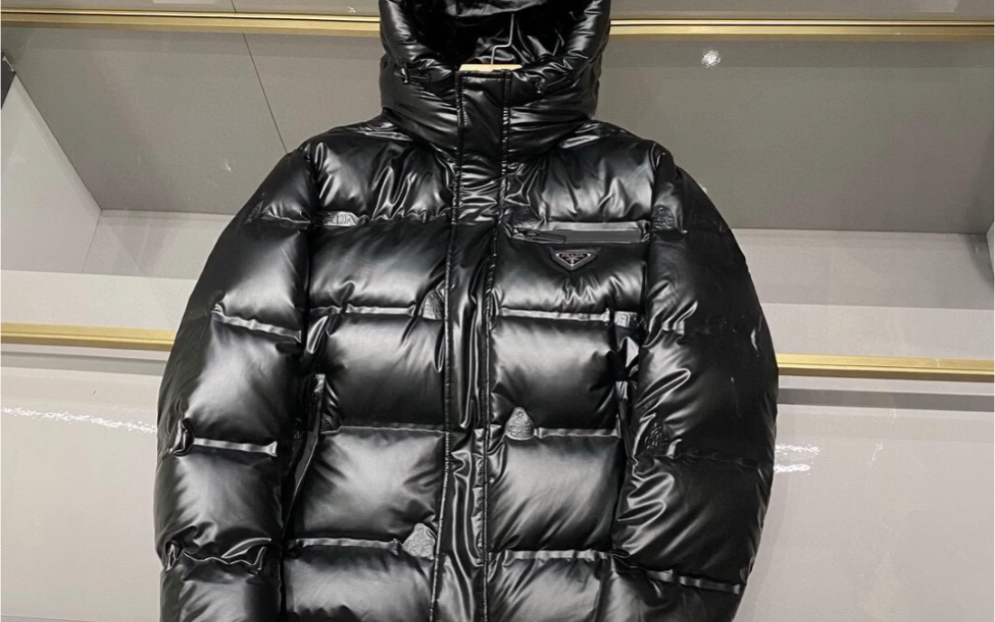 分享一下高仿普拉达 黑色防水面料时尚休闲连帽轻薄羽绒服