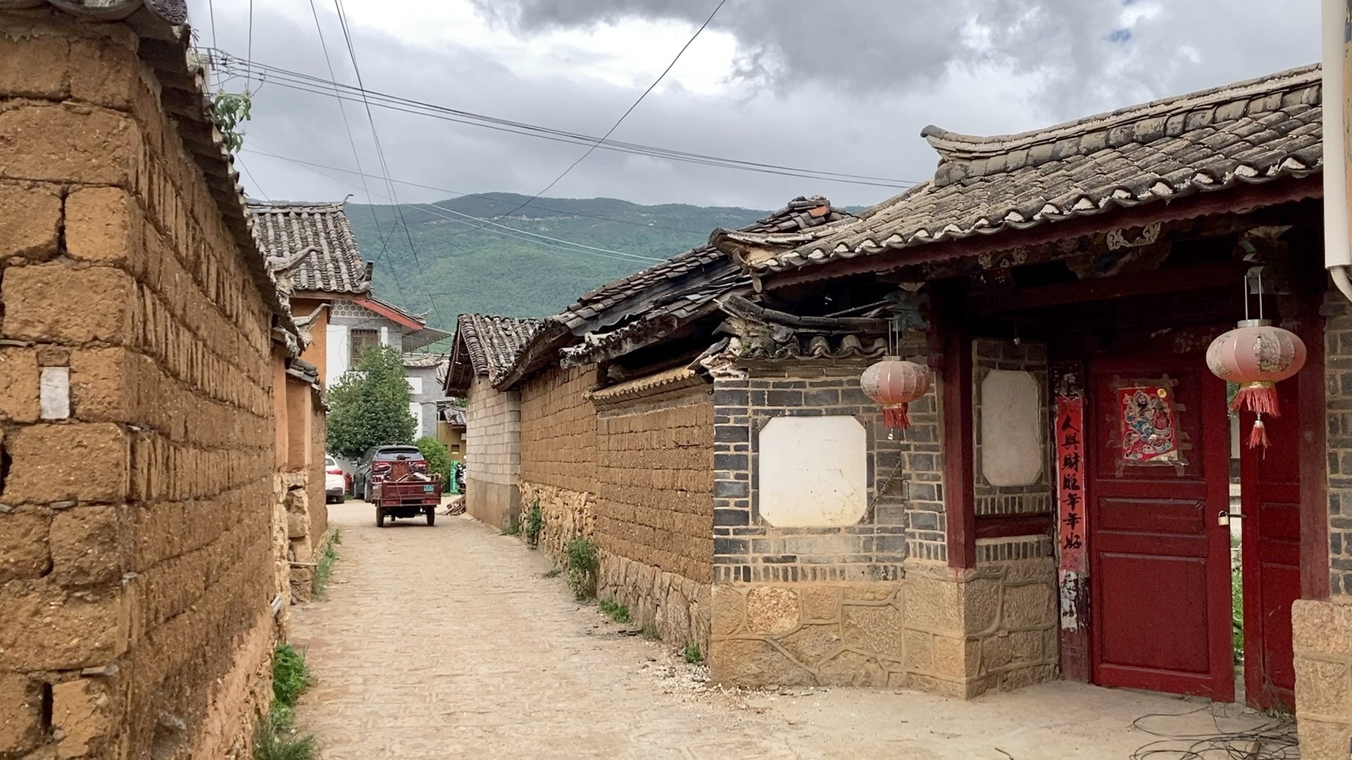 丽江白沙古镇当地的特色民居充满着生活气息