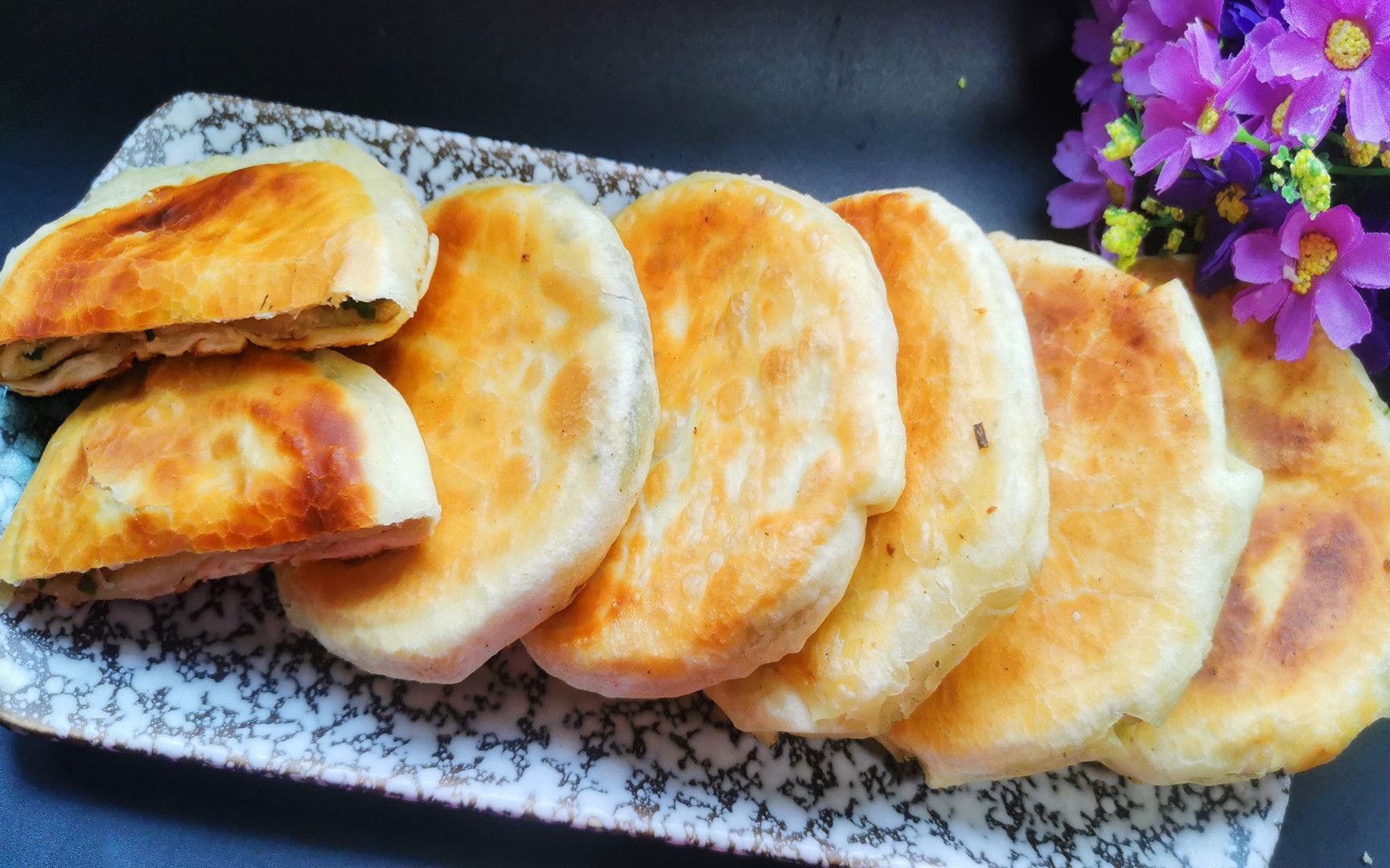 我老妈拿手葱油饼,又烙又烤,吃起来酥脆掉渣,一点不油腻