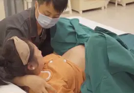 Video herunterladen: 分娩时宝宝要出来会有自己的节奏，妈妈们听助产士的和宝宝配合着就可以啦