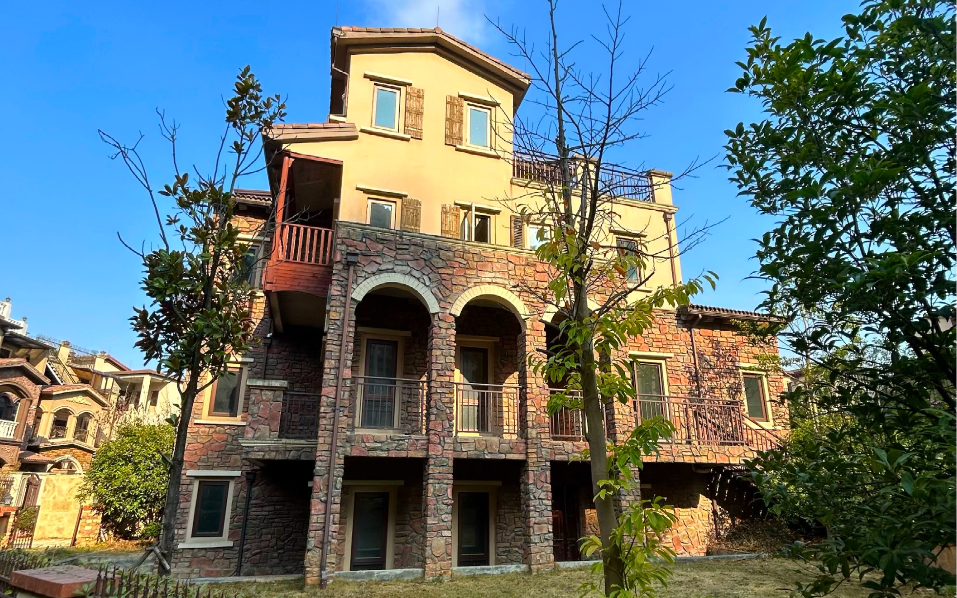 贵阳市南明区西班牙风情别墅 400万起