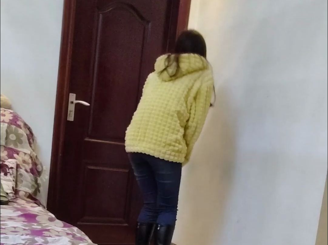 闺蜜牛仔裤靴子尿急