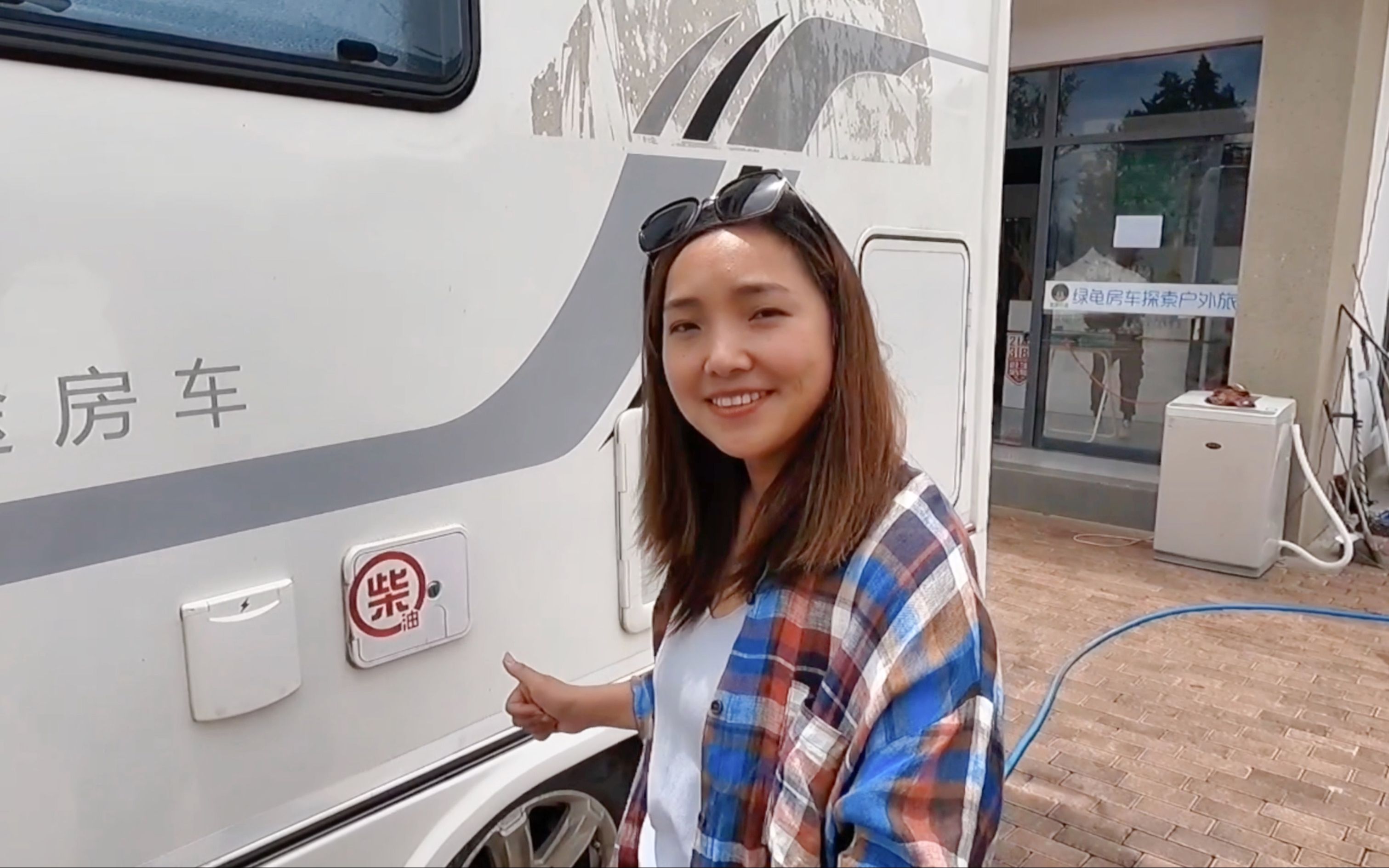 女司机房车洗干净加满水出发香格里拉,刚上高速就遇大雨,一个人开始