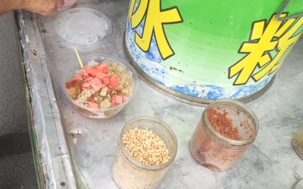 大爷推着三轮车卖冰粉,8元一碗,炎炎夏日吃一口冰粉浑身清凉