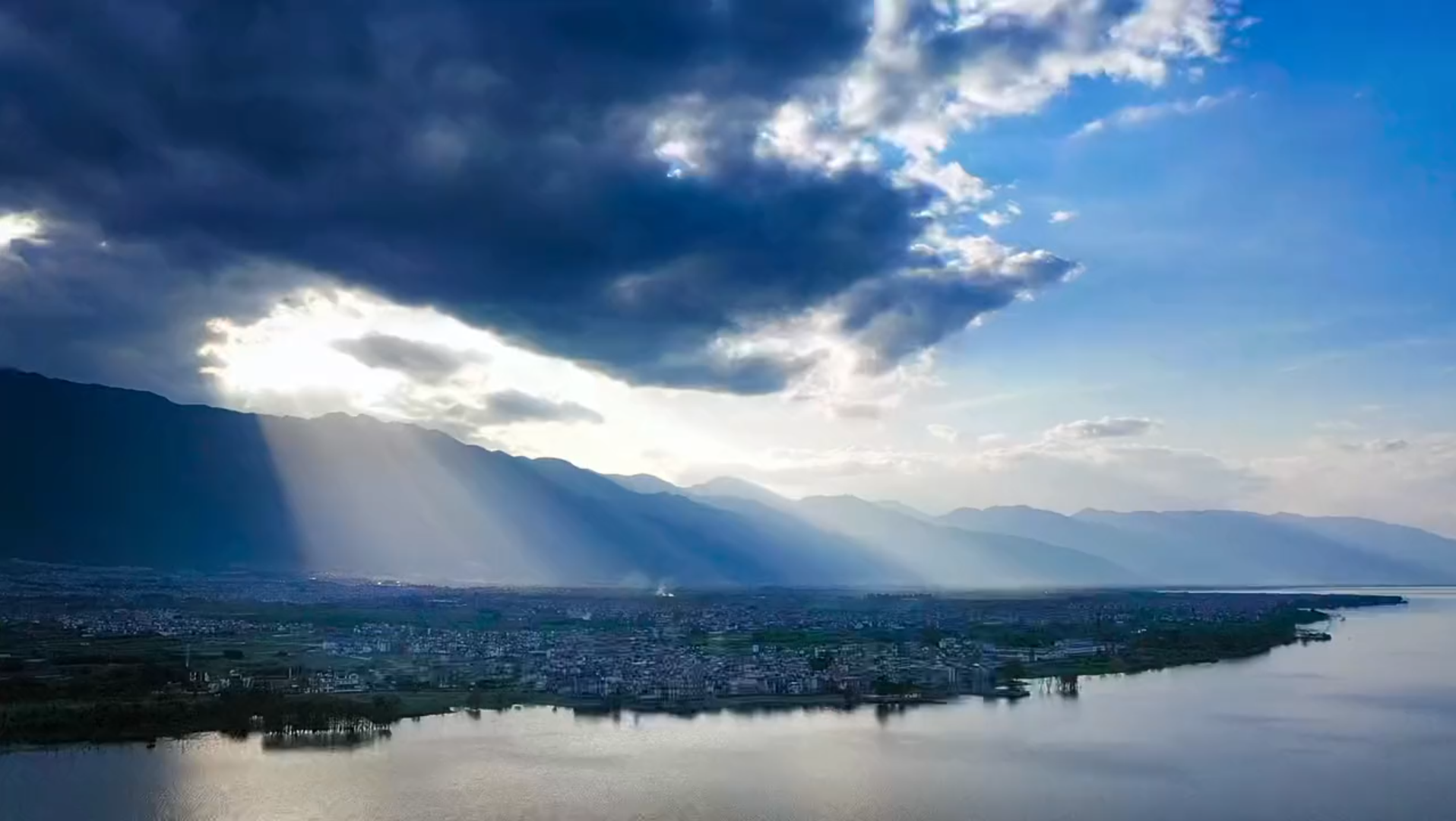 [图]历史书很大，大到薄薄一本书，就能装下千百年的爱恨情仇，风流写意，历史书又很小，小到，你随手翻过的一页，便是书中人的一生