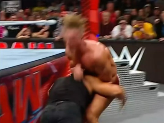 【wwe】同样的地点同样的时间 准时的飞冲肩